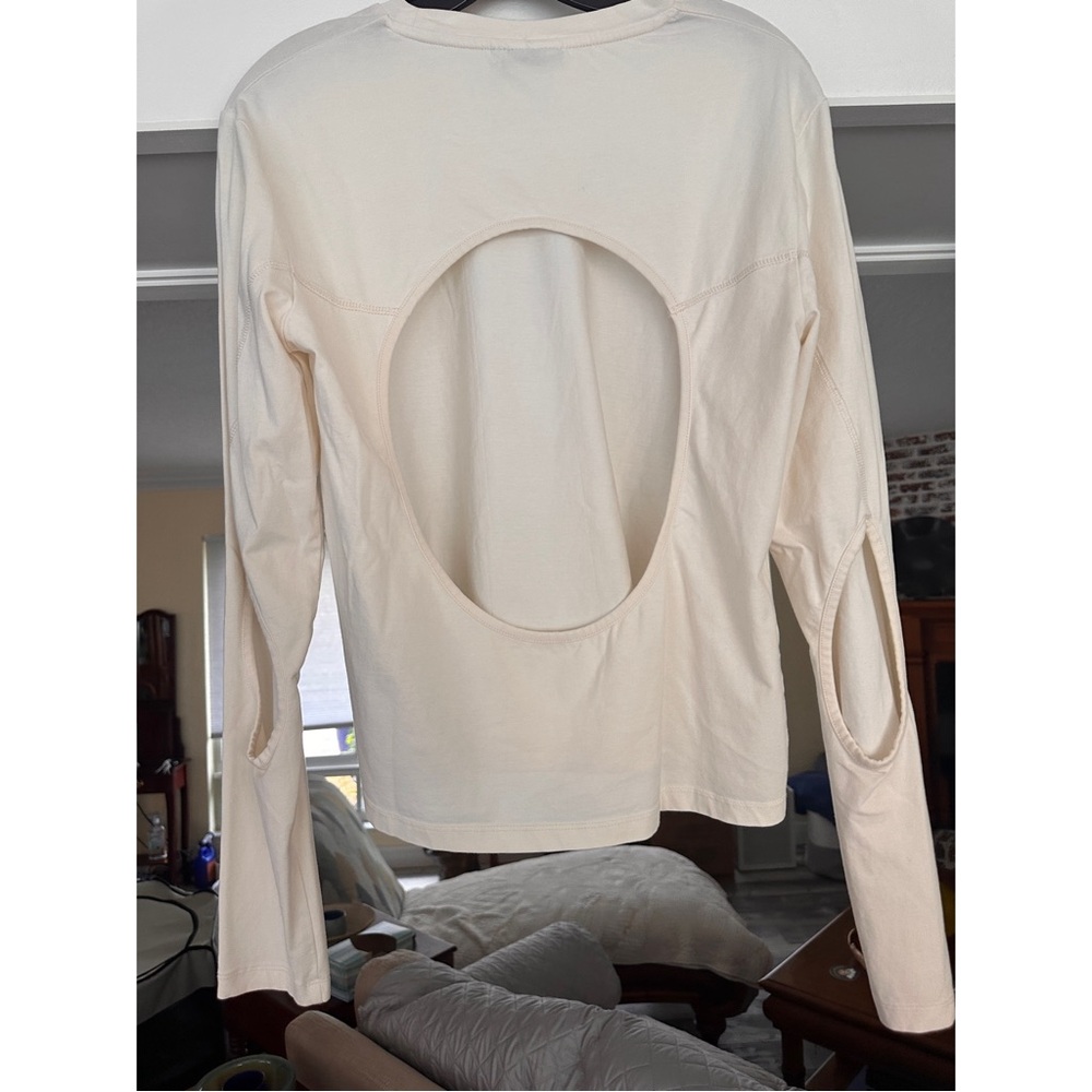 Size L crop fitted ASOS Cream Long Sleeve Tee with Open Back
